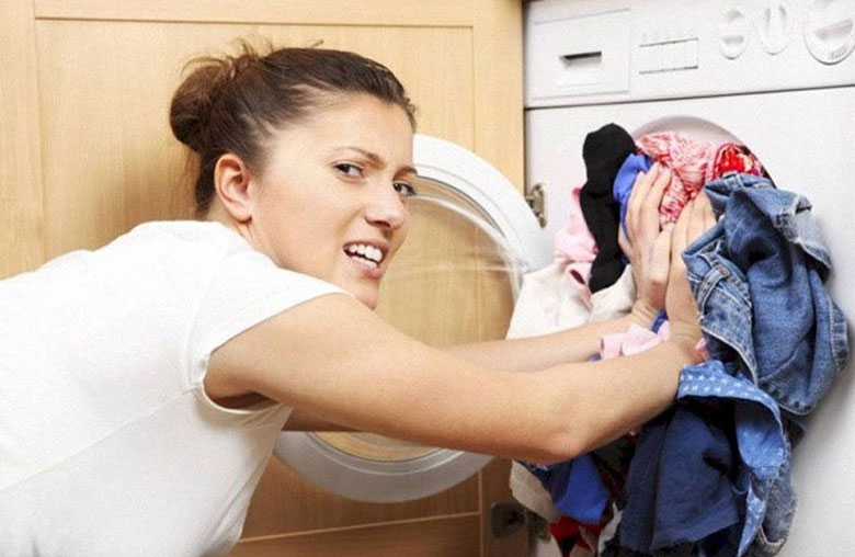 Nguyên nhân và cách khắc phục máy giặt không quay nhanh chóng 1 Cho quá nhiều quần áo vào máy giặt làm quá tải