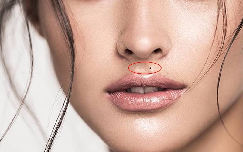 Nốt ruồi tại khu nhân trung của nam giới và phụ nữ đều có ý nghĩa sâu sắc nào đó 1 Nốt ruồi tại khu nhân trung của nam giới và phụ nữ đều có ý nghĩa sâu sắc nào đó.